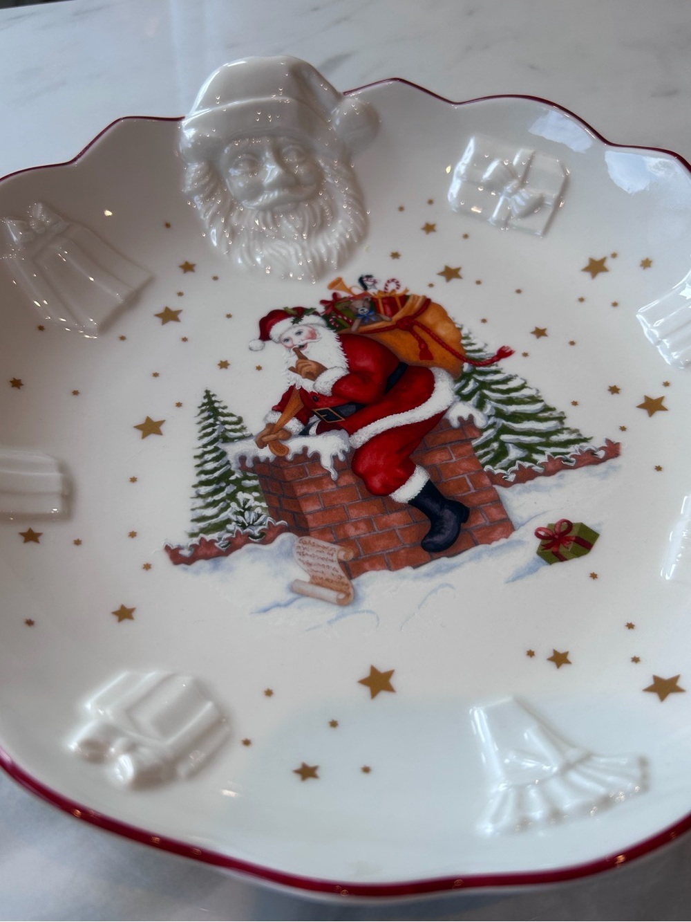 Villeroy and Bosch Santa on Rooftop Serving Bowl - Picture 13 of 13